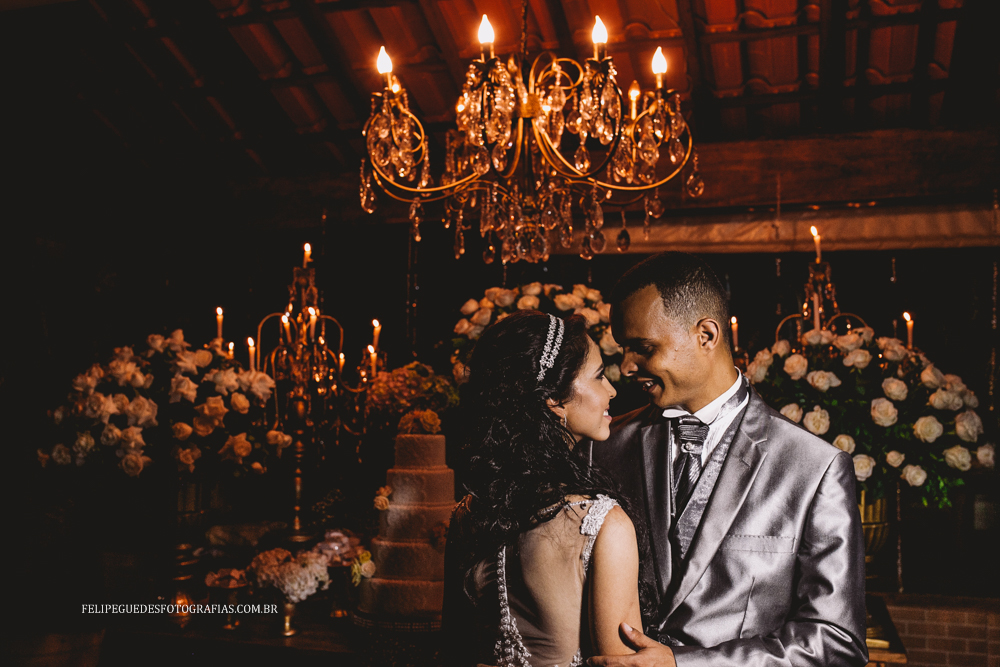 casal na mesa do bolo abraçados