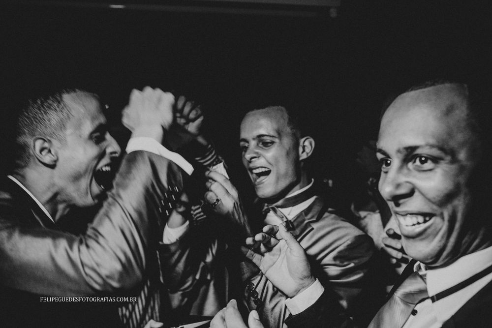 noivo e seus irmãos na gravata