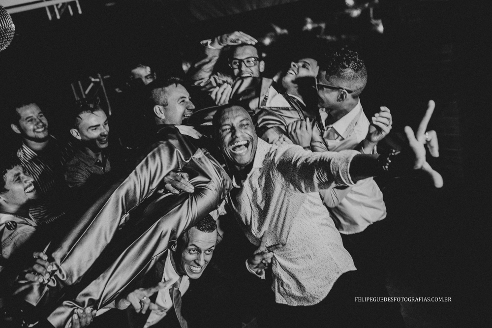 amigos pegam o noivo no colo
