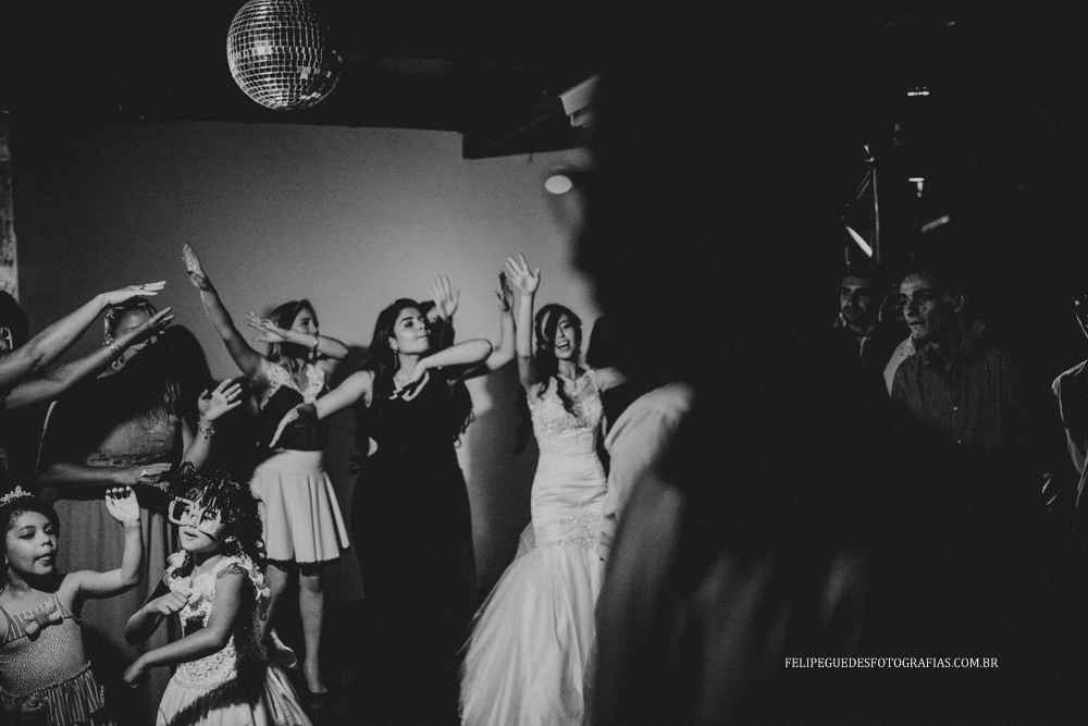 noiva e amigas dançando com daminhas