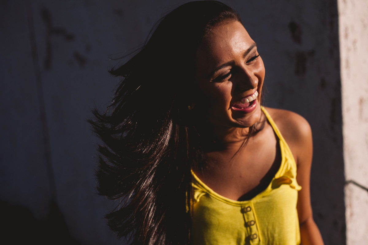 gabi sorrindo e cabelo voando