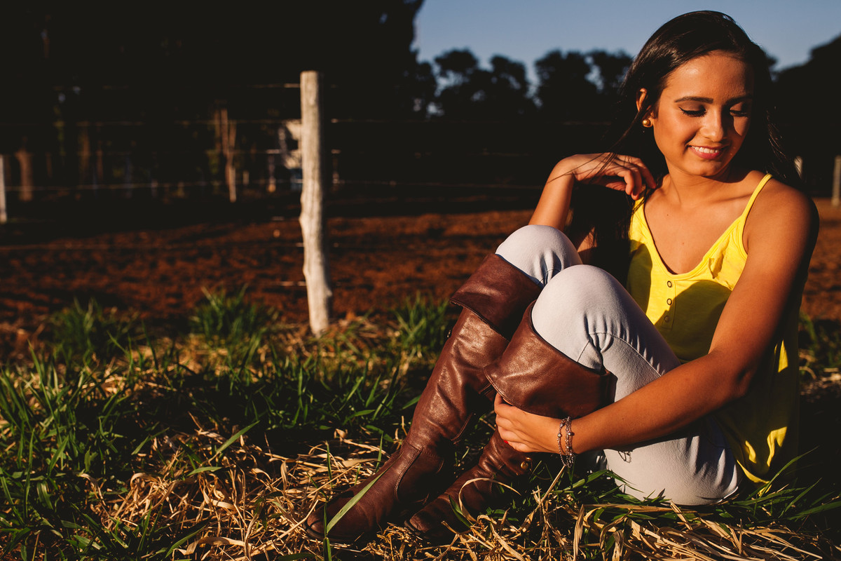 gabi de bota sentada no chão