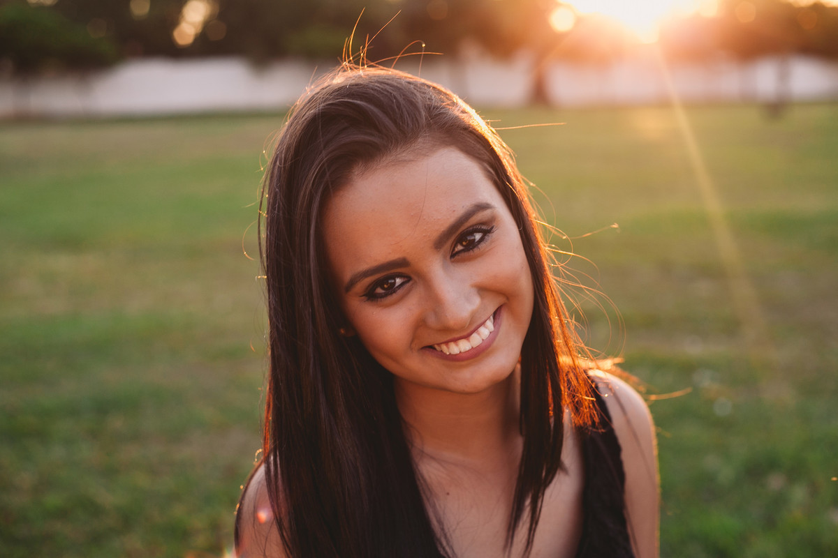 gabi olhando para câmera durante ensaio