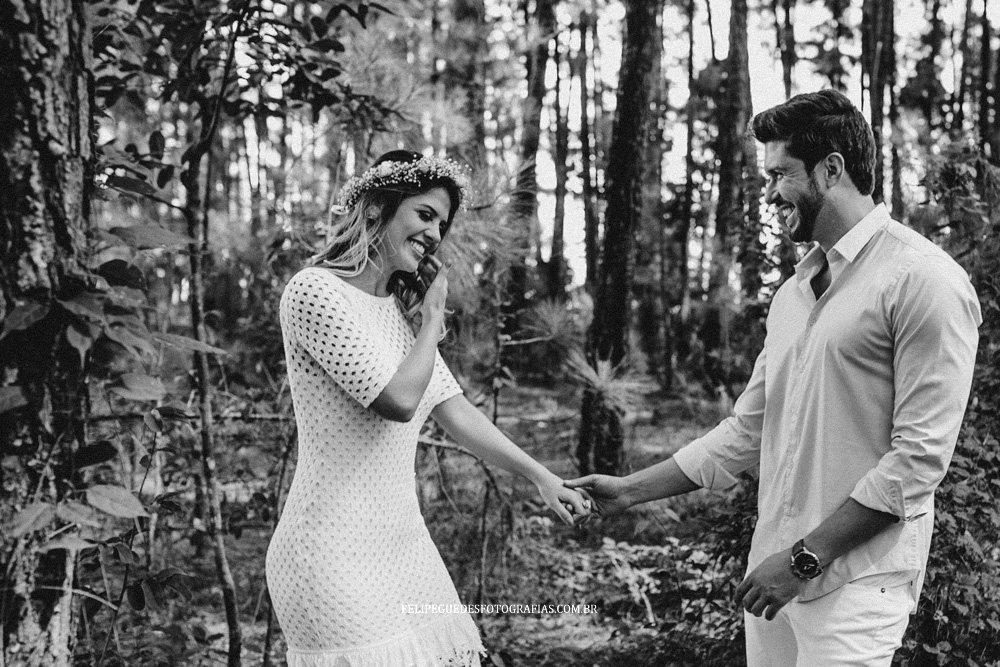 casal sorridente de mãos dadas