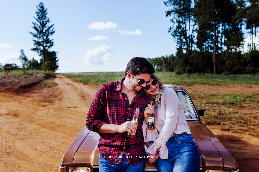 casal sentado em opala tomando cerveja