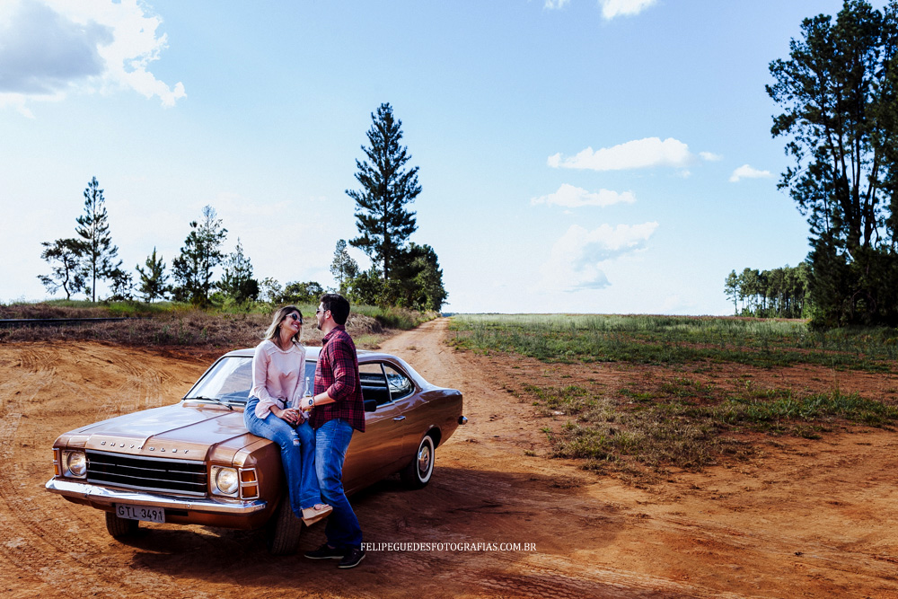 noiva sentada em opala durante ensaio com seu noivo