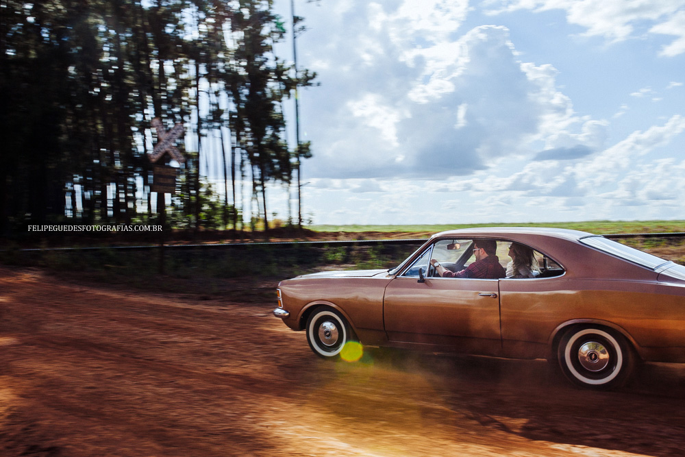 casal em alta velocidade no carro