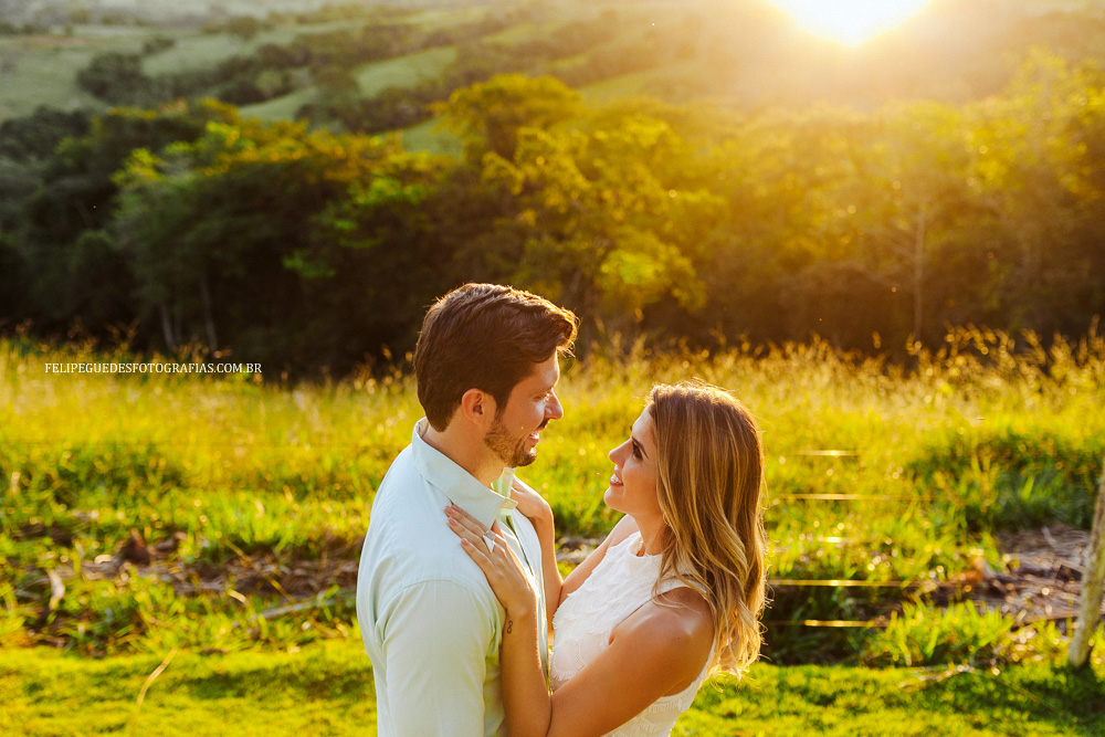 noivo segurando noiva pela cintura no por do sol