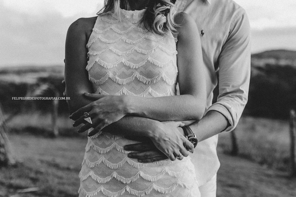 detalhe das mãos do casal em ensaio