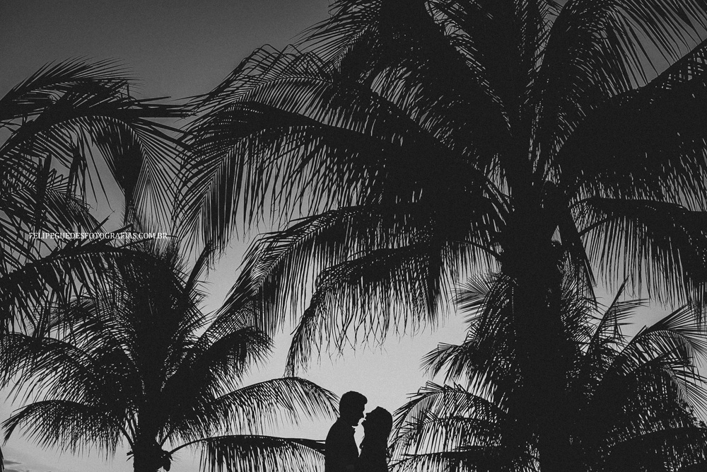 casal em silhueta com coqueiros