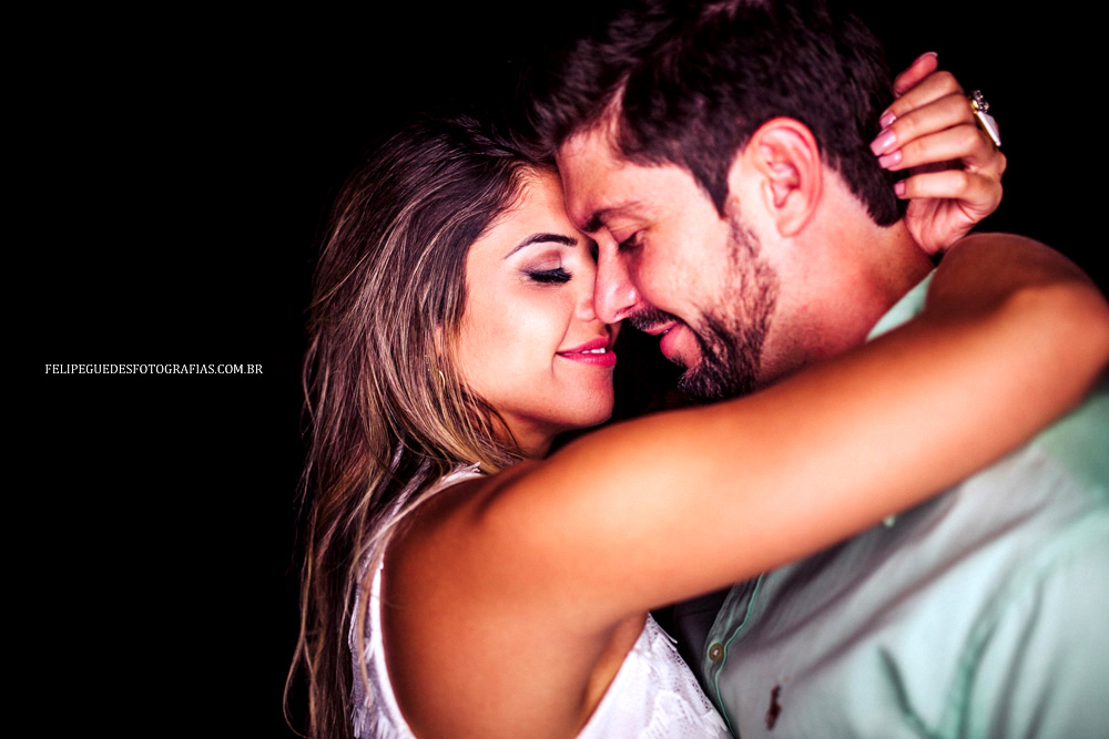 casal abraçado de olhos fechados