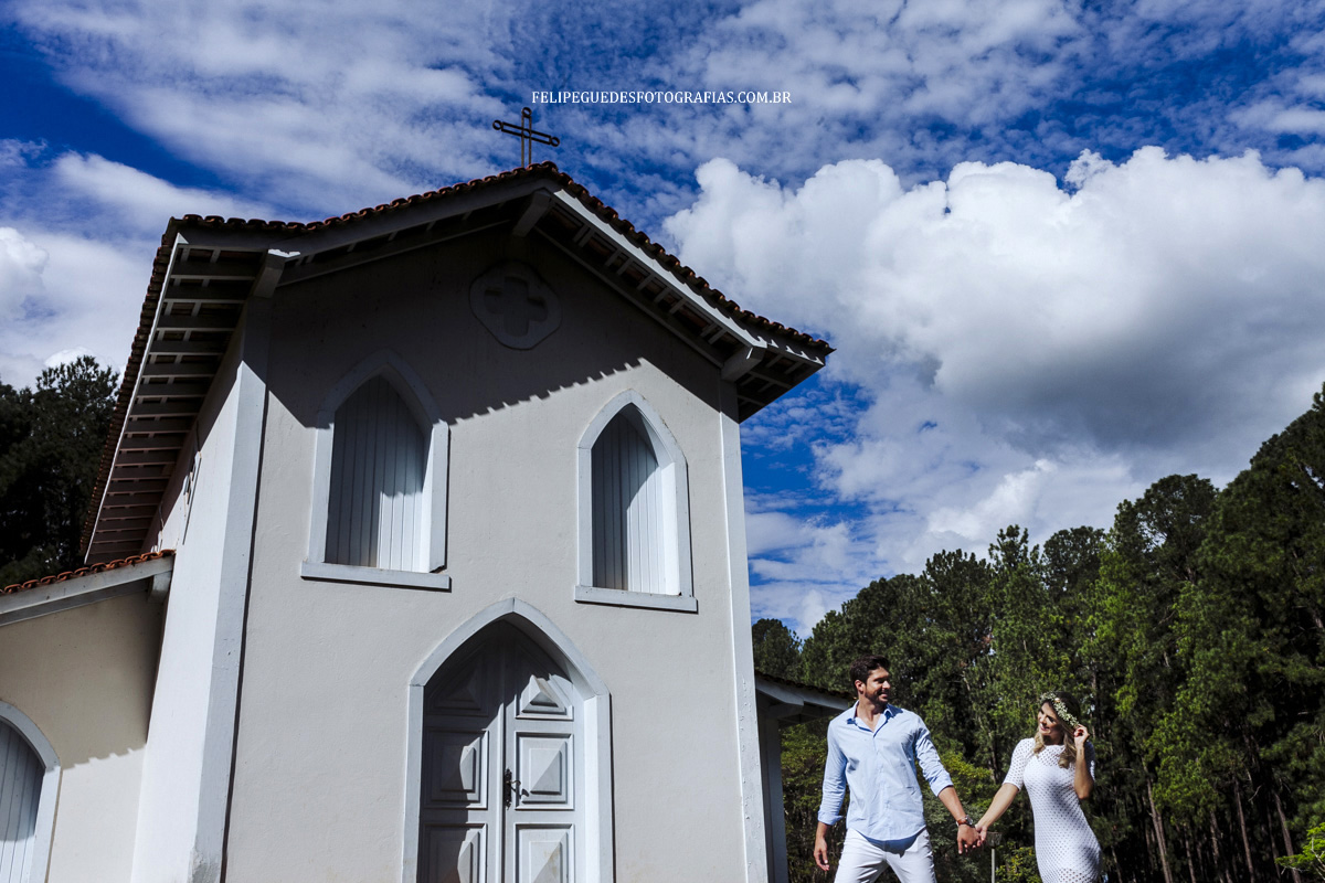 casal caminhando em frente a igreja