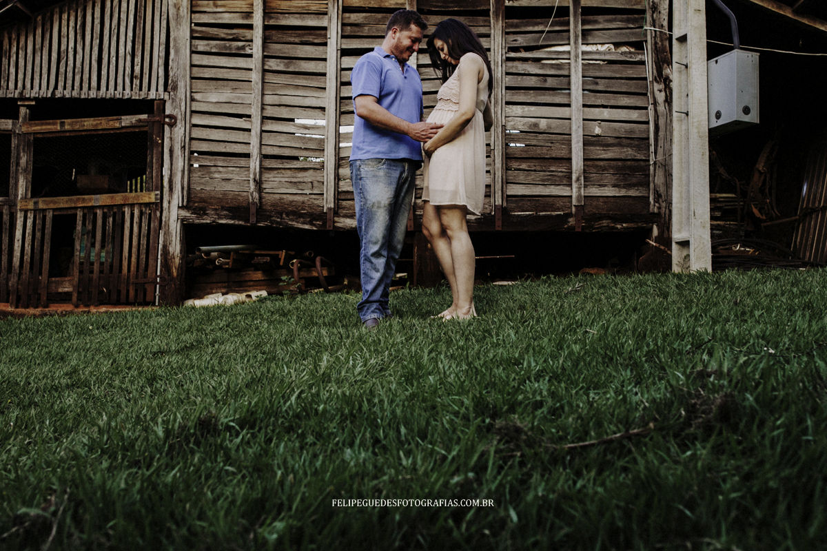 casal em frente ao seleiro em fazenda