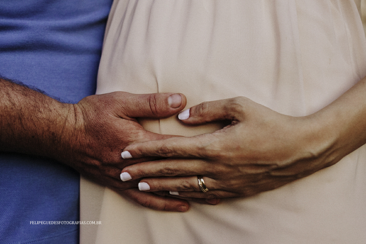 mãos na barriga sentindo a pequena manú