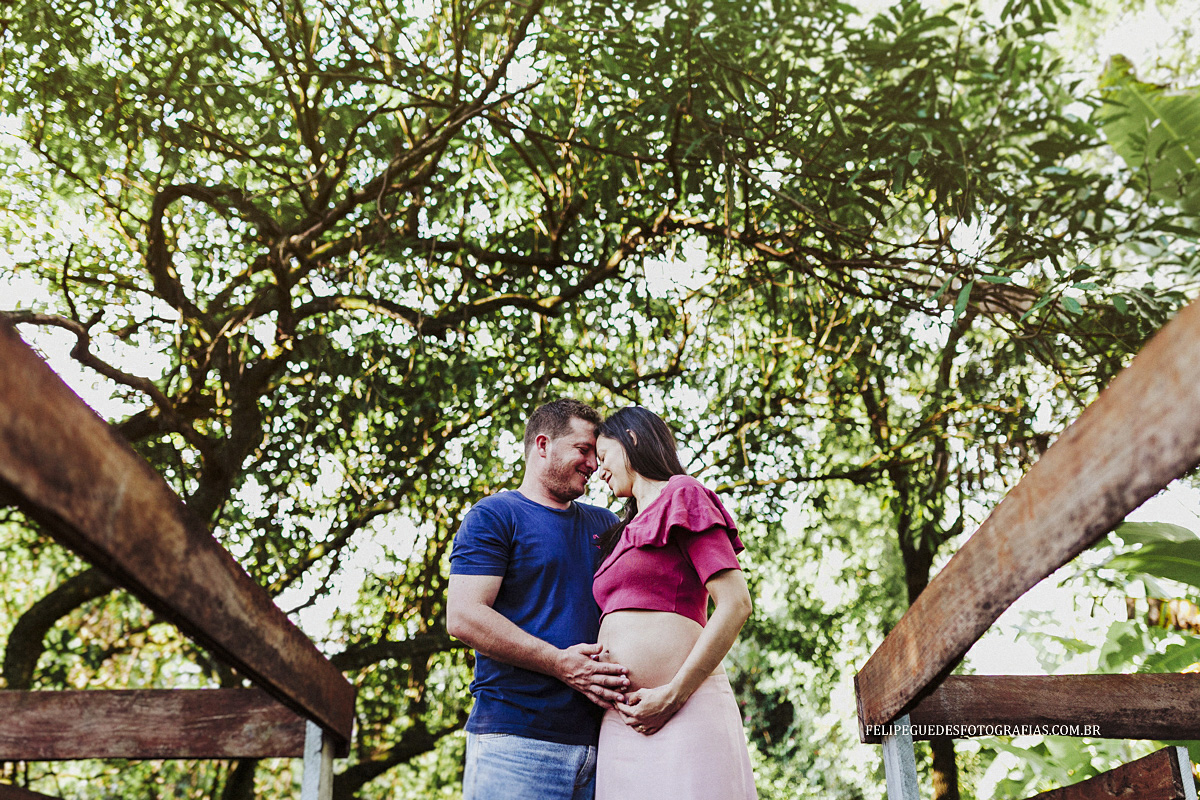 casal juntos com a mão na barriga