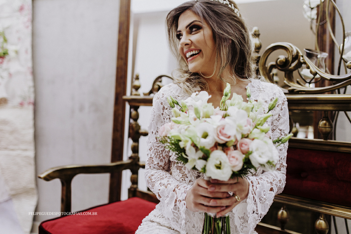 noiva com bouquet sorrindo