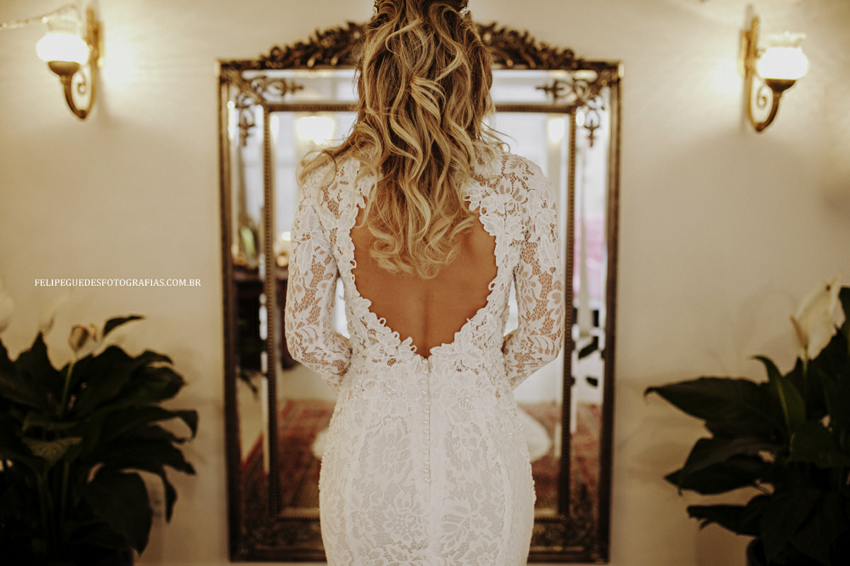 noiva de costas no espelho