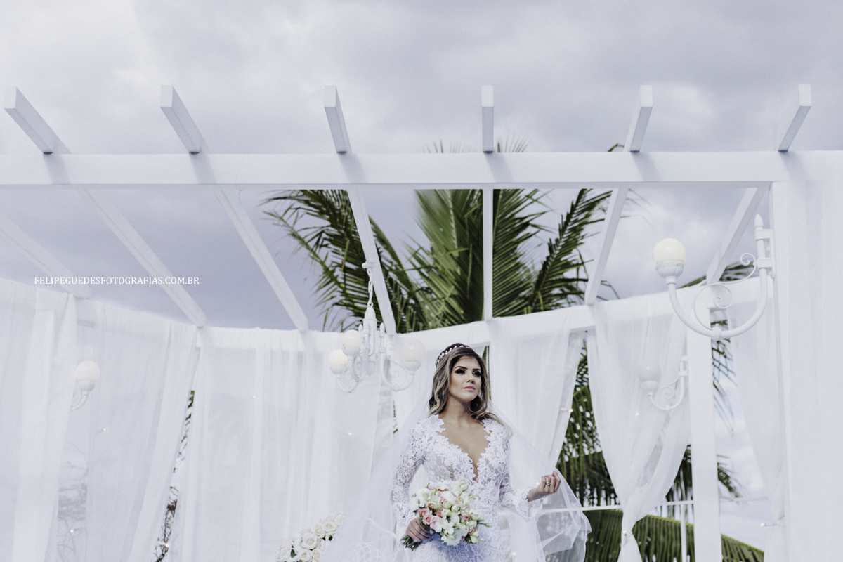 noiva em frente pscina