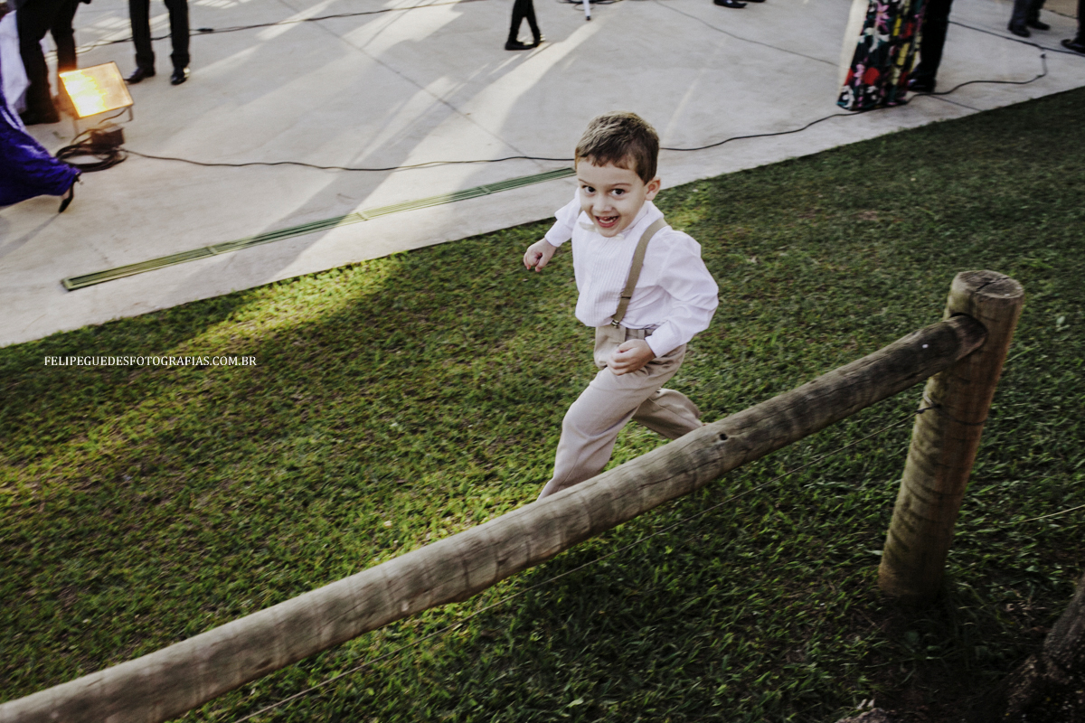 daminho correndo durante cerimônia