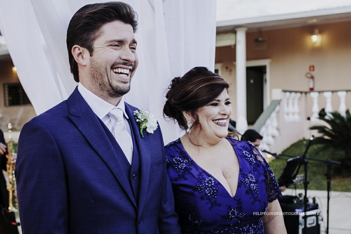 noivo gargalhando com sua mãe no altar