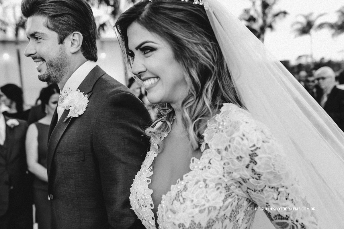 noivos se encontram no corredor