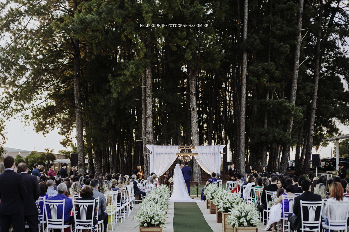 casal no altar da cerimônia