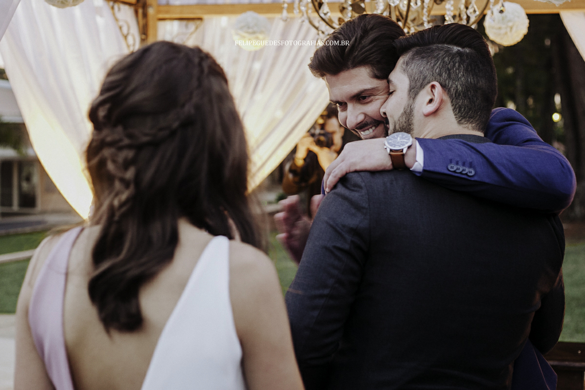 Noivo abraça primo que levou aliança