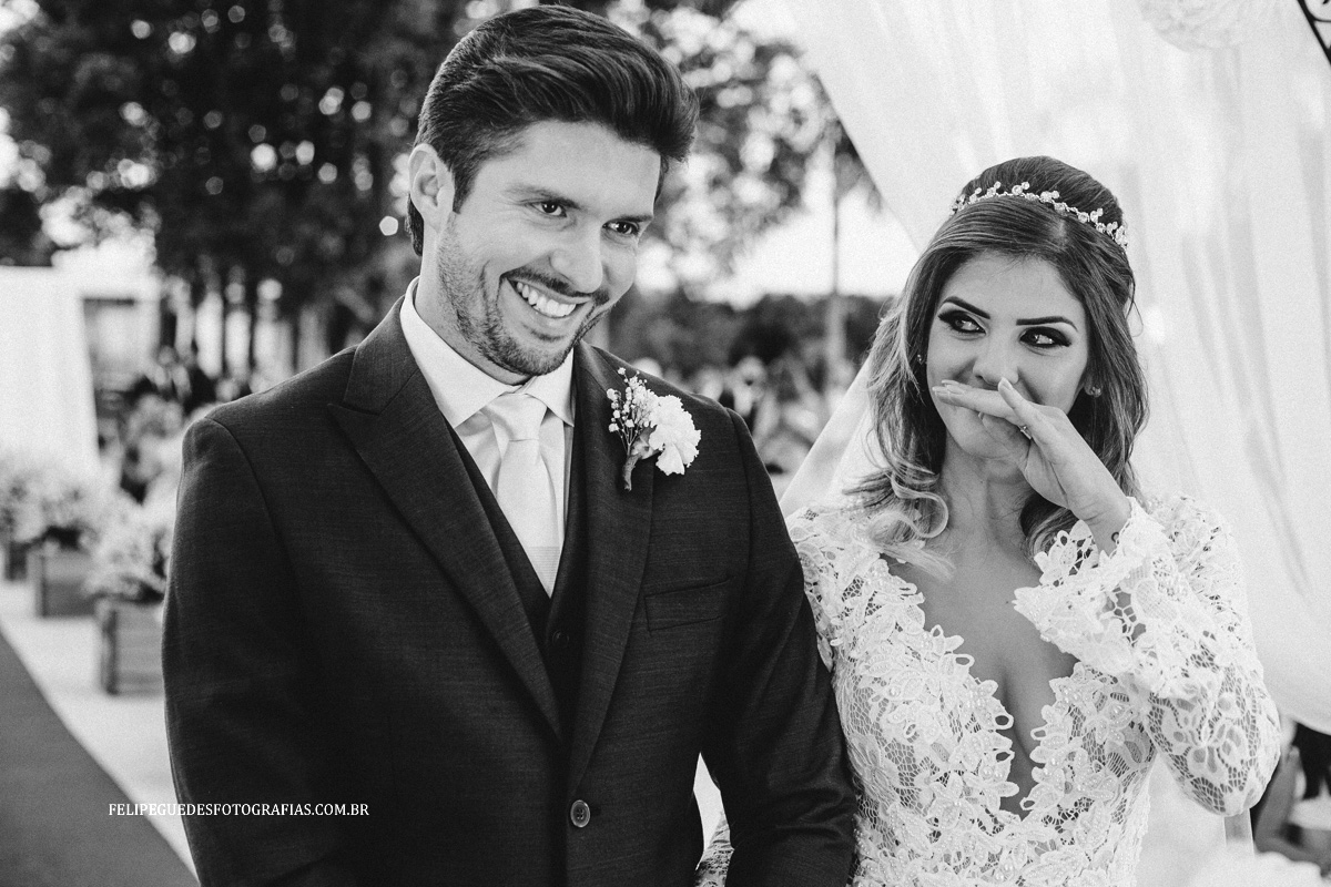 noiva se emociona durante cerimônia