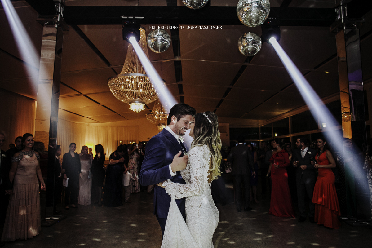 casal dança a primeira valsa