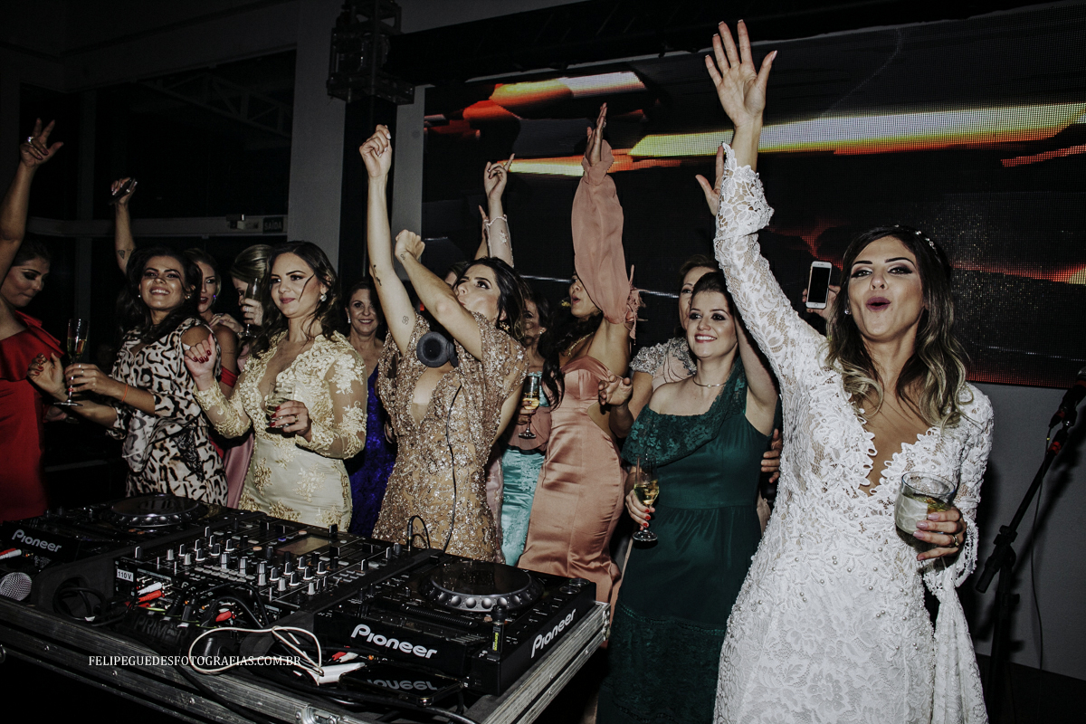 todas as mulheres da festa no palco com a noiva