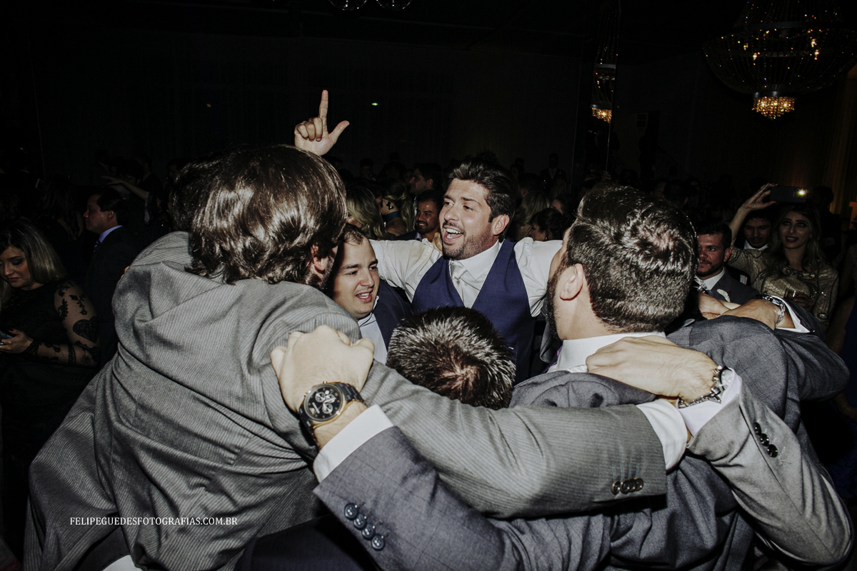 amigos abraçando noivo e dançando