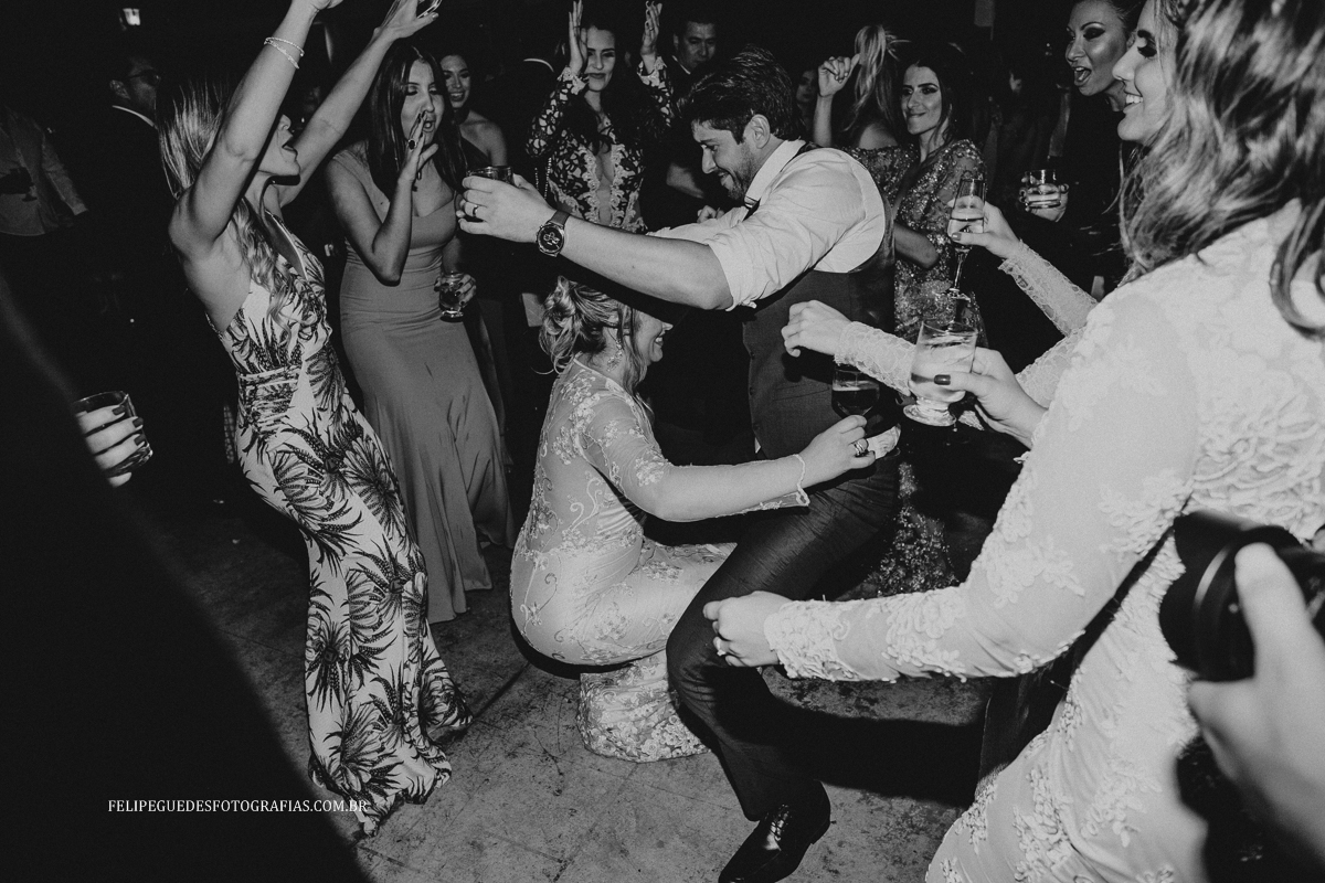 noivo dança com madrinha