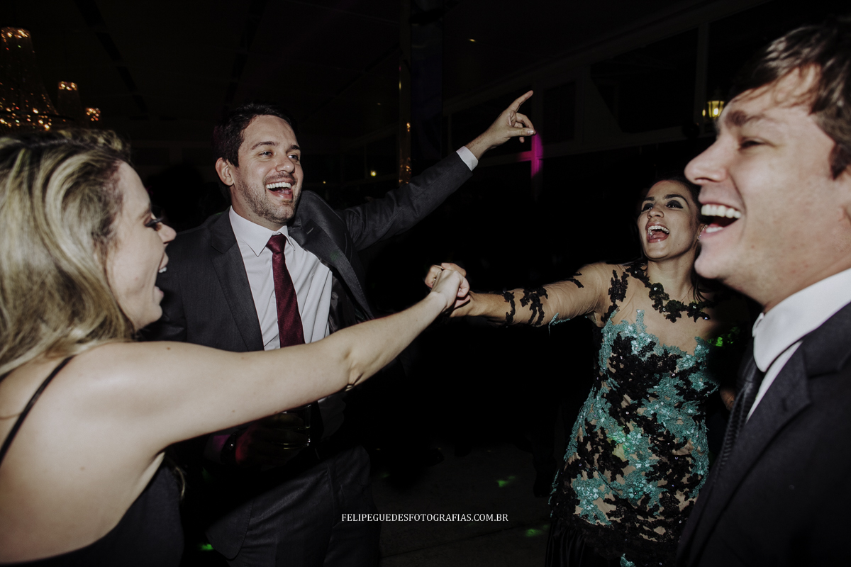 pessoas se divertindo na boate