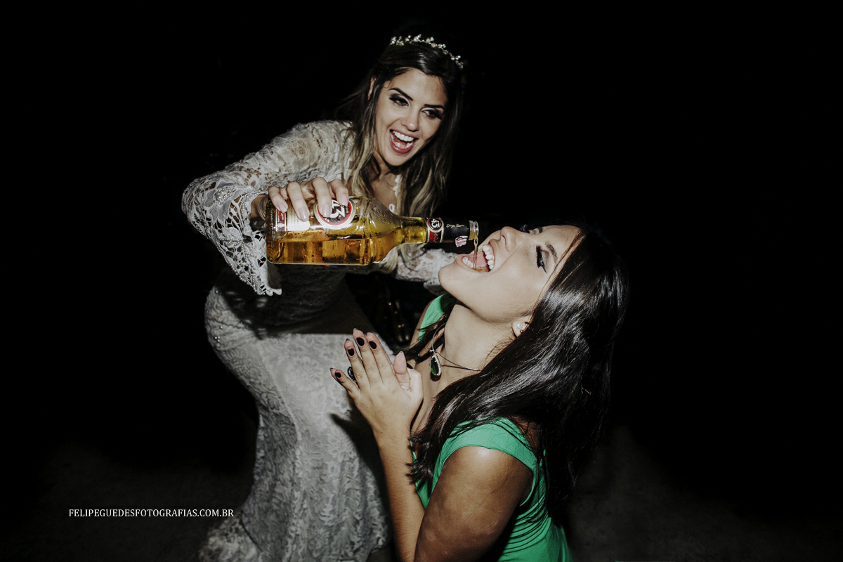 noiva dando pinga na boca de madrinha