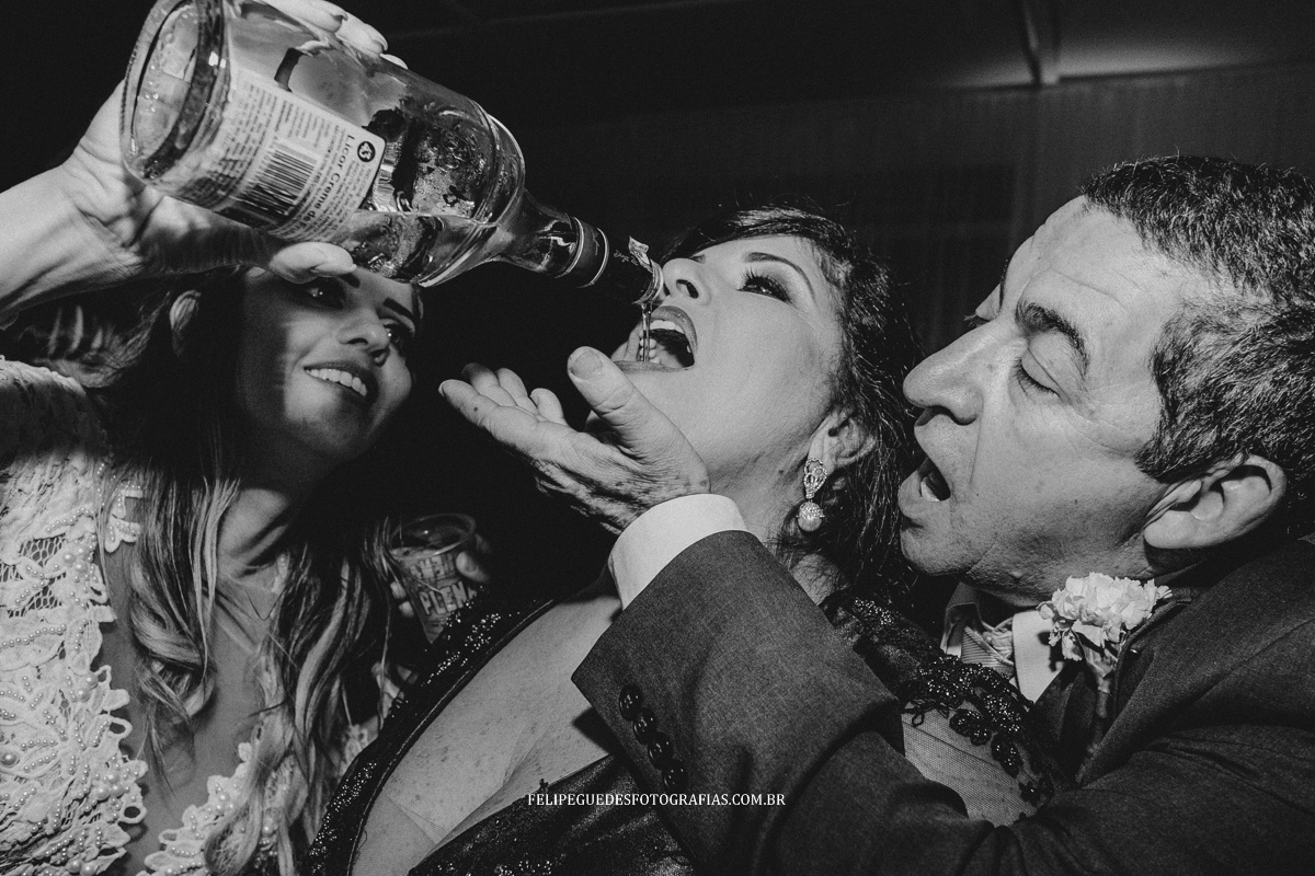 noiva dando pinga para mãe do noivo