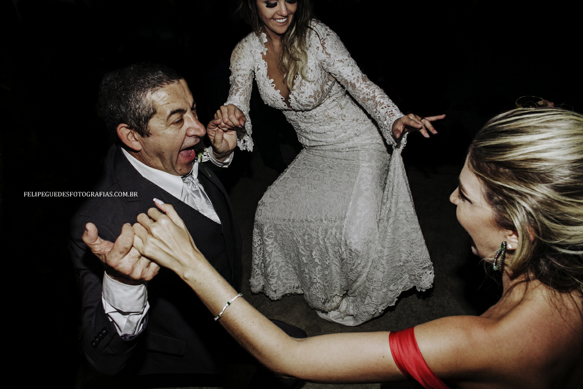 padrinho e noiva dançando