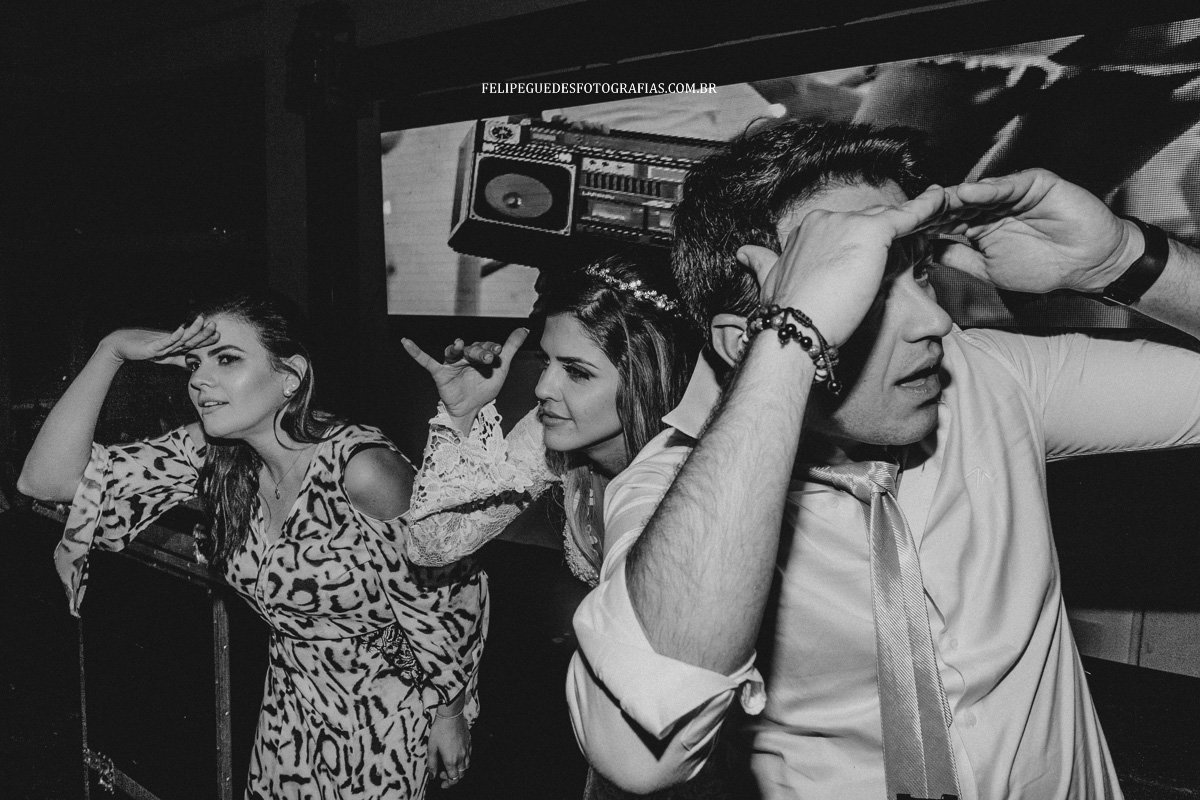 noiva dançando no palco