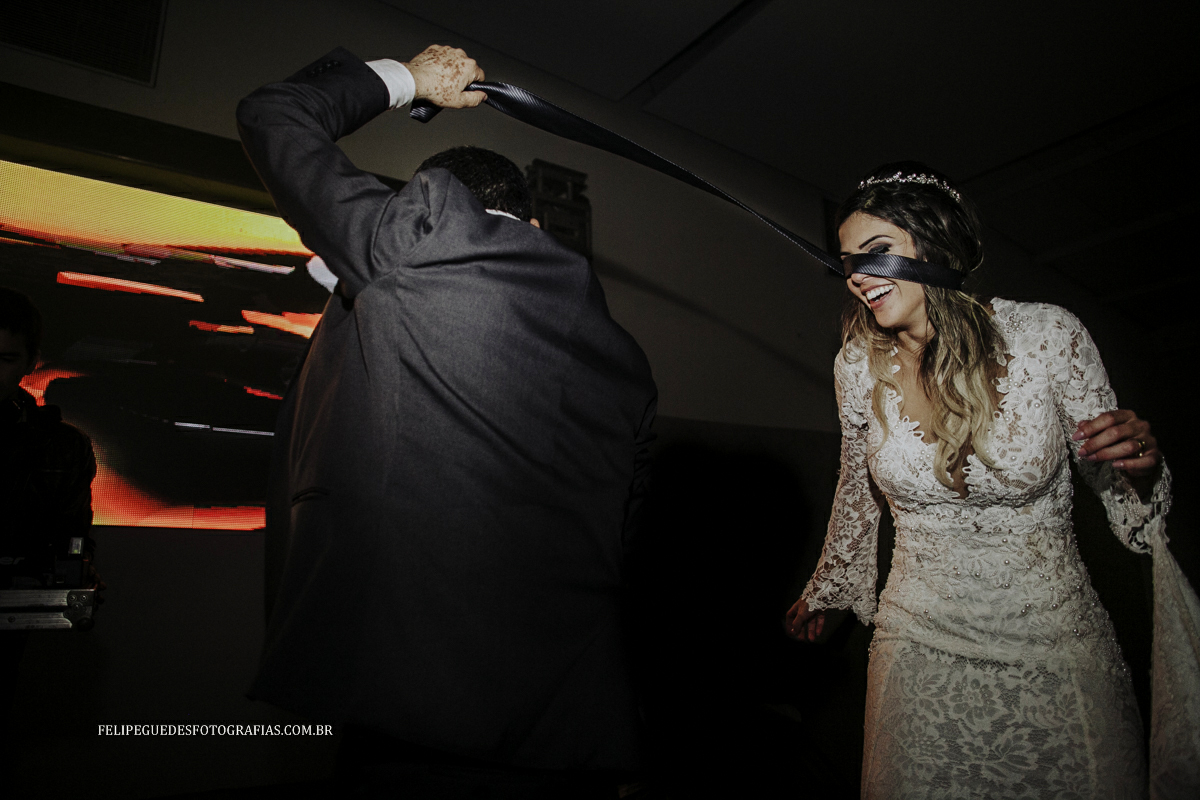 Padrinho laça noiva com gravata