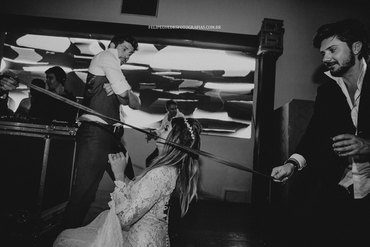 noiva passando por baixo de gravata