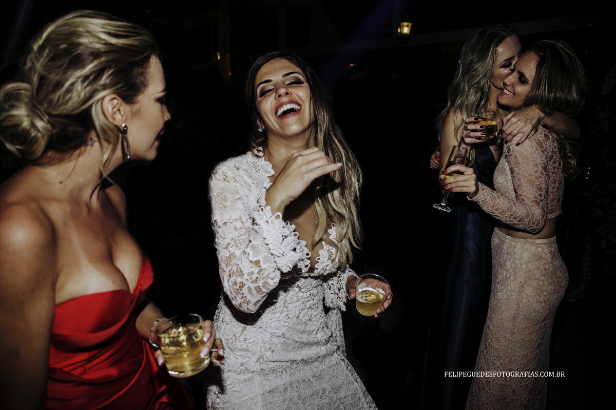 noiva e madrinha se divertem