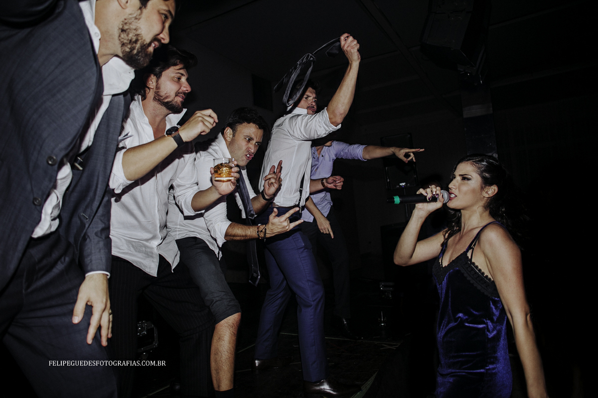 pessoas dançando no palco