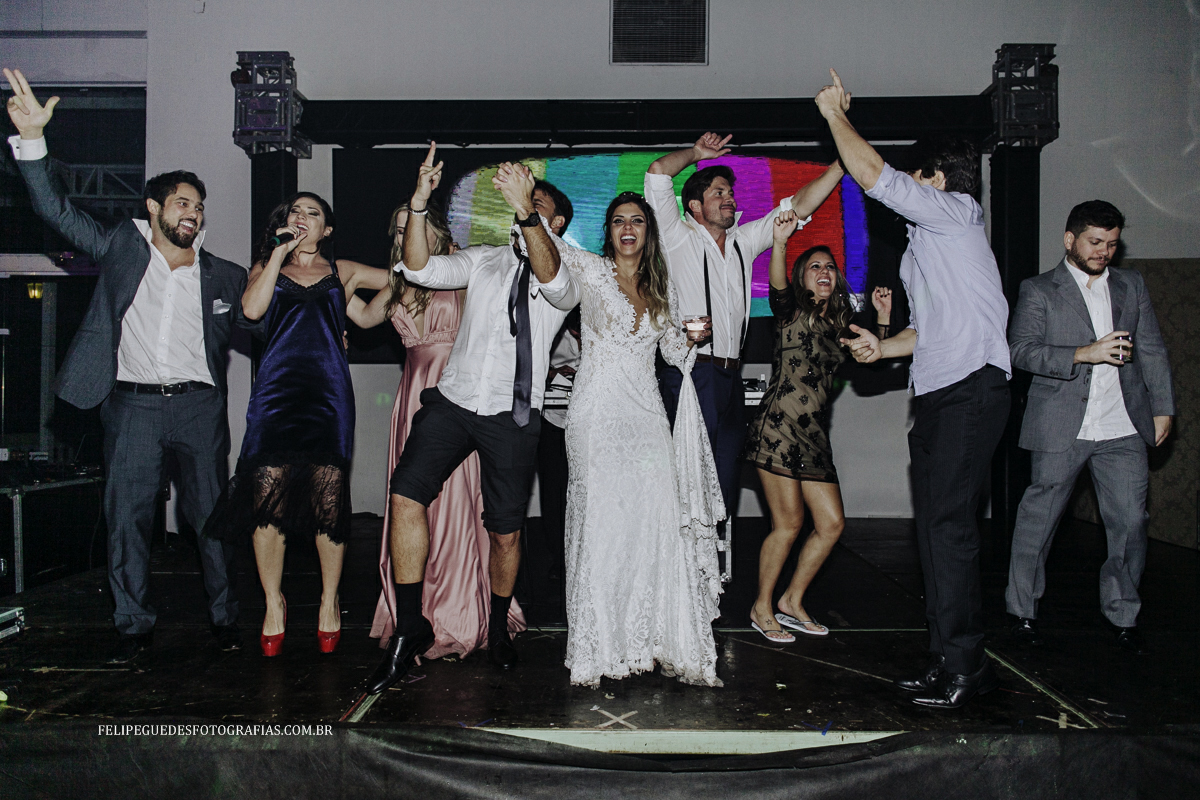 noivos e amigos dançando no palco