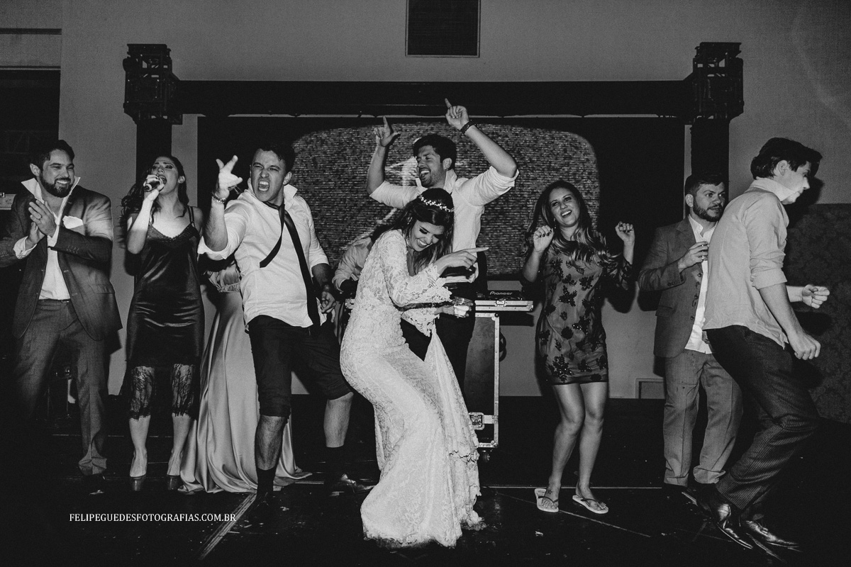 amigos e noivos dançando em cima do palco