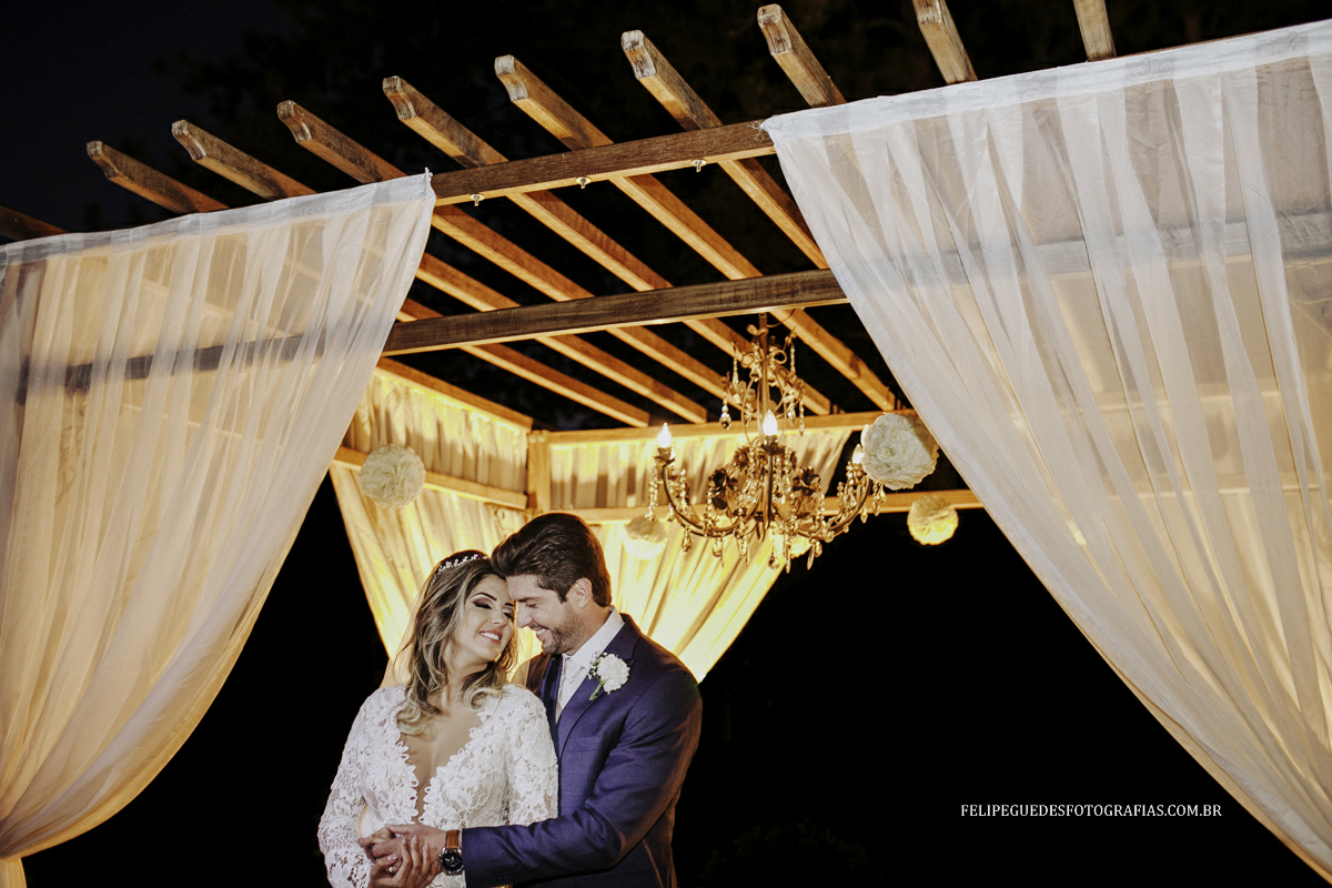 casal durante ensaio depois do casamento