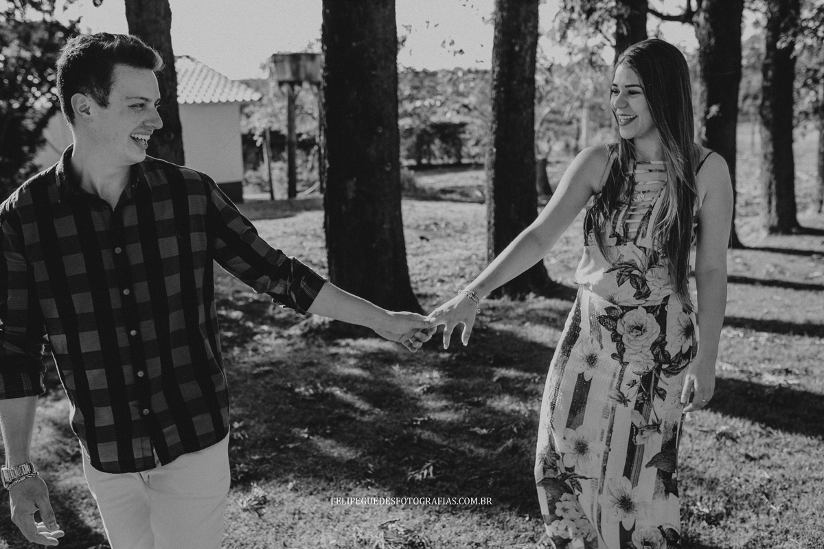 noivos de mãos dadas