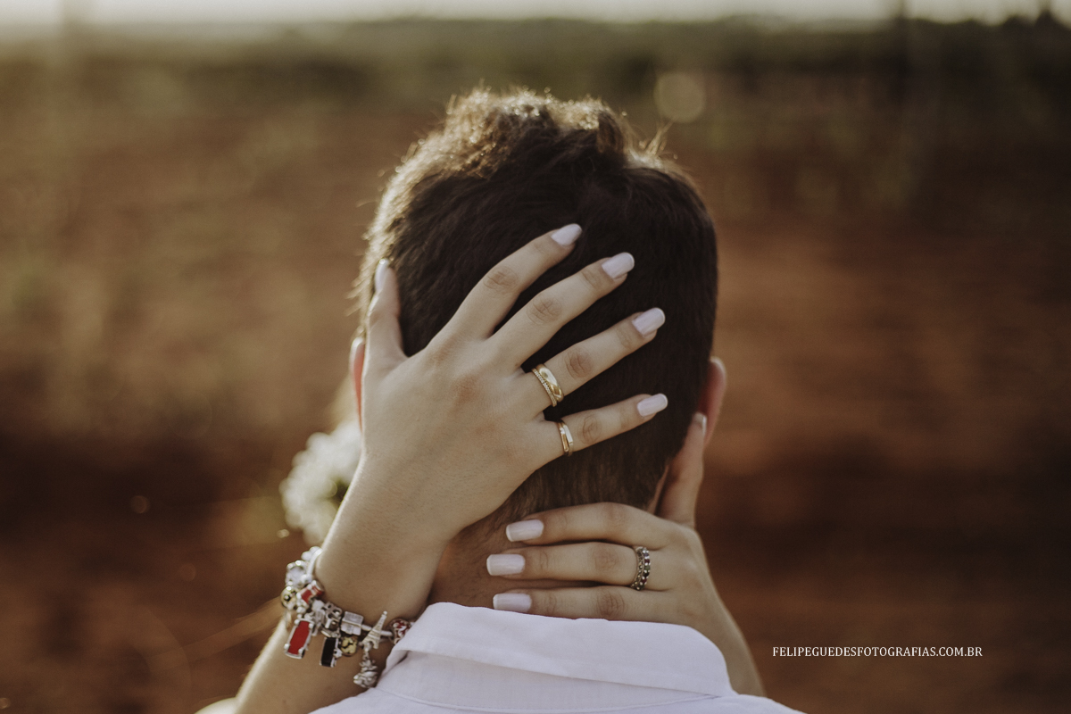 noiva com aliança no ensaio