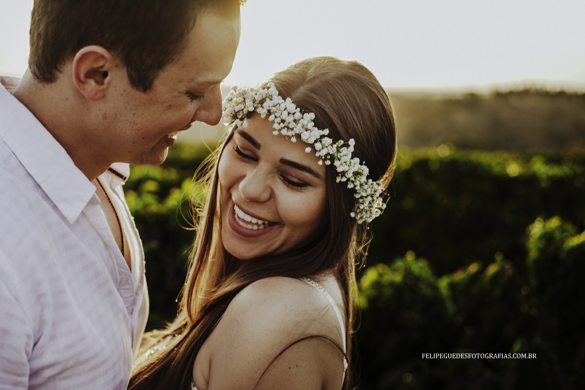 casal sorrindo no por do sol