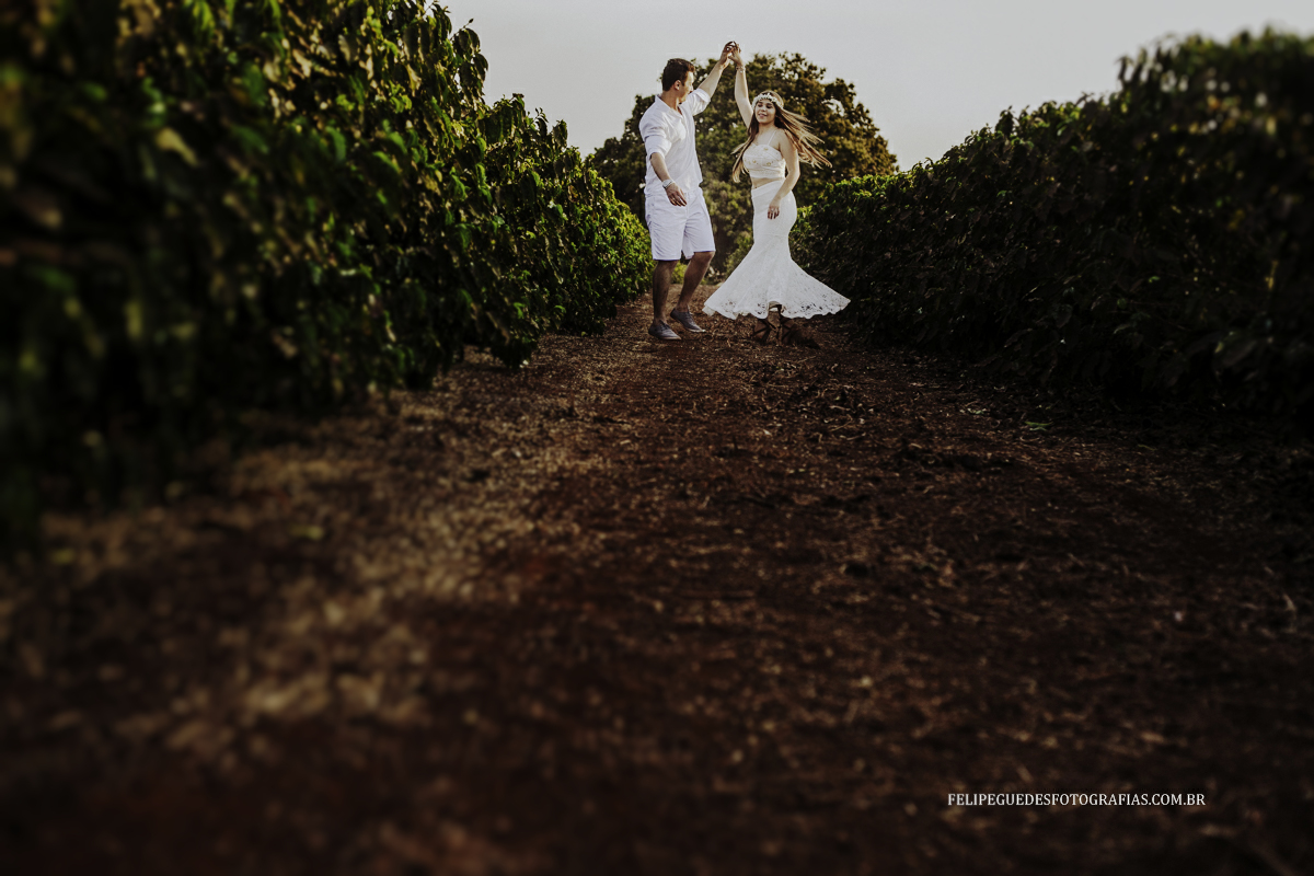 casal dançando no cafezal
