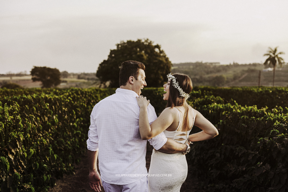 casal caminhando em cafezal