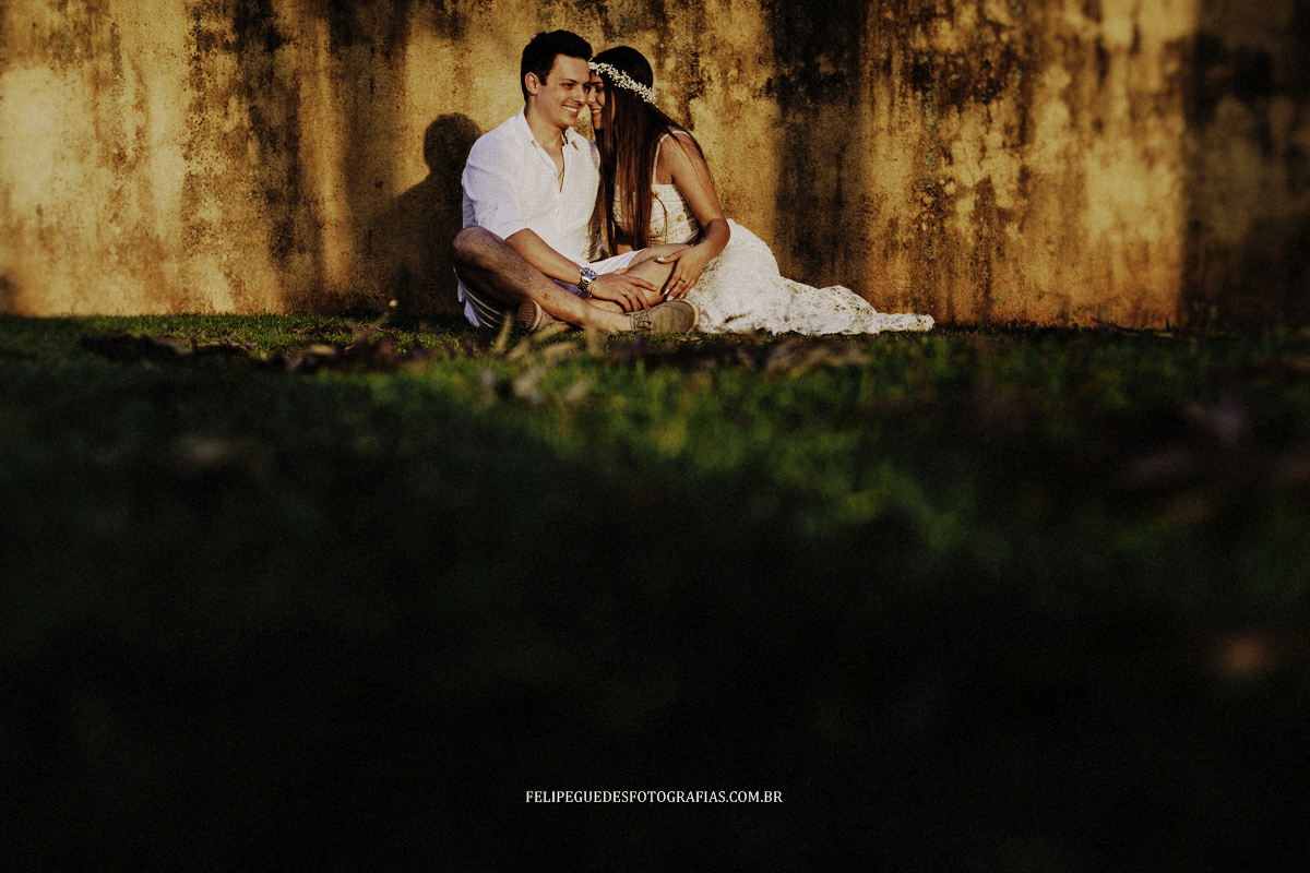 casal sentado na grama